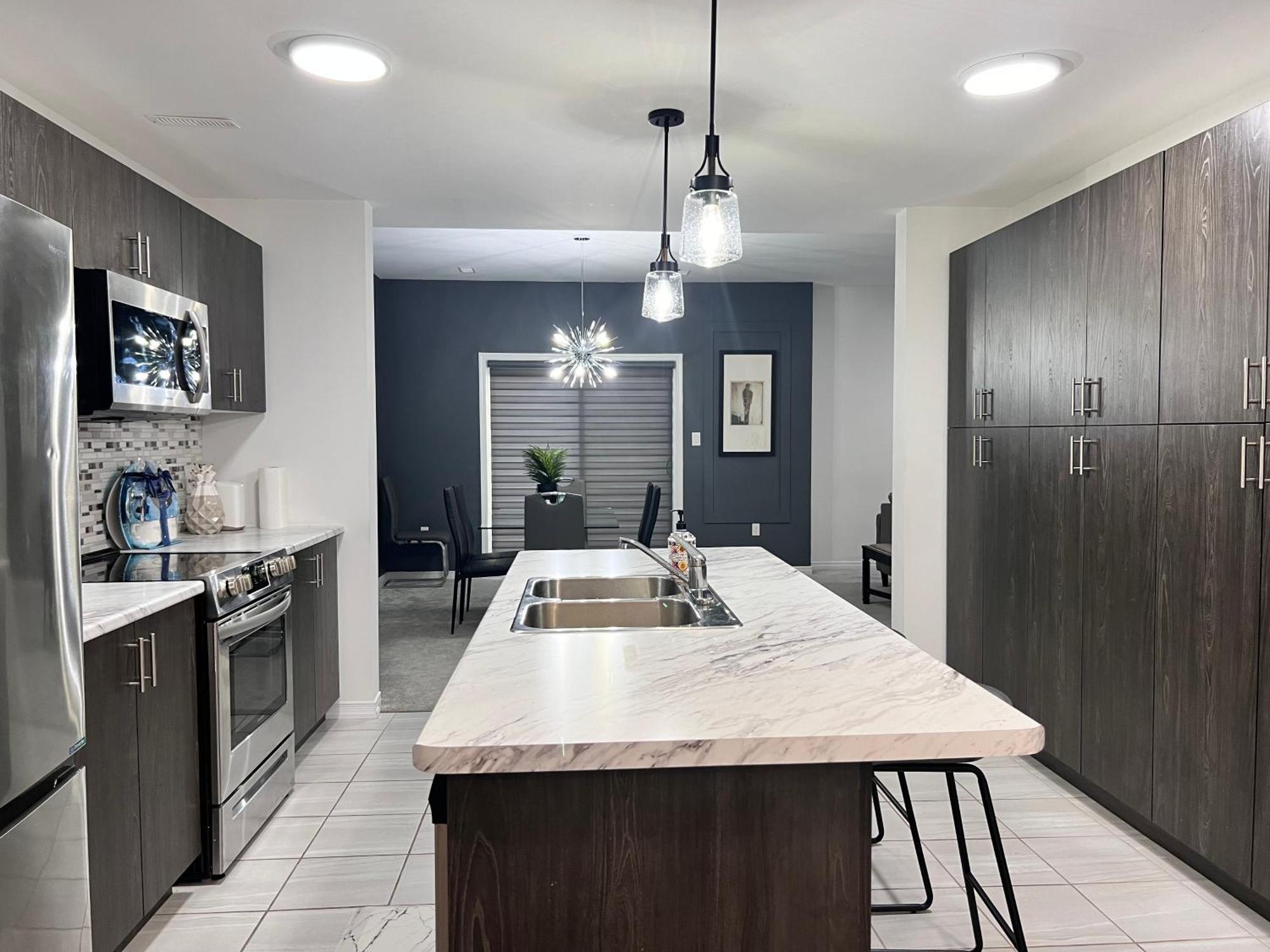 Spacious 4-Bedroom Home, Comfortably Sleeps 10 Barrie Exterior foto