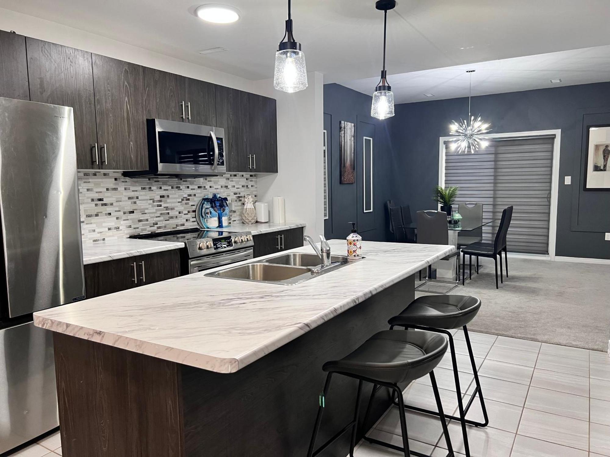 Spacious 4-Bedroom Home, Comfortably Sleeps 10 Barrie Exterior foto